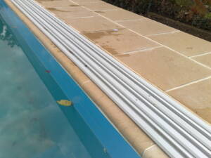 Bazénové lemy barvy cognac u bazénu s pojezdy zastřešení