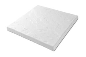 Detail bazénové čtvercové dlažby z betonu bílá