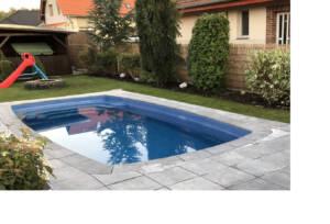 Šedý bazénový lem z beton Mystery a s okolní čtvercovou dlažbou Pavax