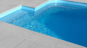 Detail obložení schodiště bazénu lemy z betonu, bílé provedení