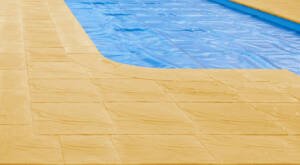 Detail rohu bazénu s rádiusem obložený bazénový lem z betonu pískové barvy