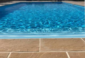 Pohled na bazén na okraji je bazénový lem v detailu