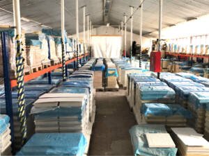 Další pohleed do skladu Pavax s paletami zboží