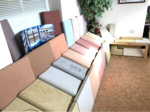 Obrázek, foto vzorkovny společnosti Pavax s.r.o. s produkty, bazénovým lemy